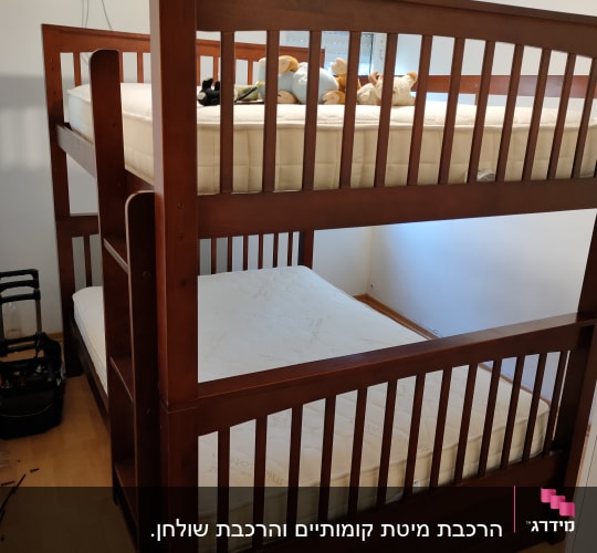 מיטת קומותיים מעץ עם כלי עבודה ליד
